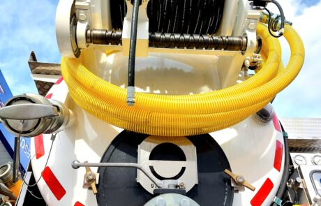 Mangueras de alta presión del Camión CUBA para limpieza de tuberías en Barcelona.