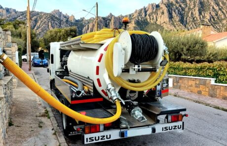 Camión CUBA vaciando una fosa séptica en Molins de Rei