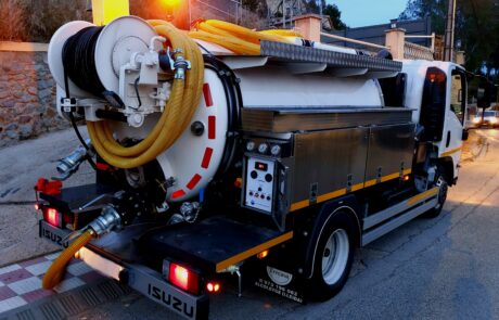 Camión CUBA vaciando una fosa séptica en Olivella