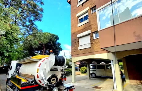 Camión CUBA realizando desatascos, tercero planta.