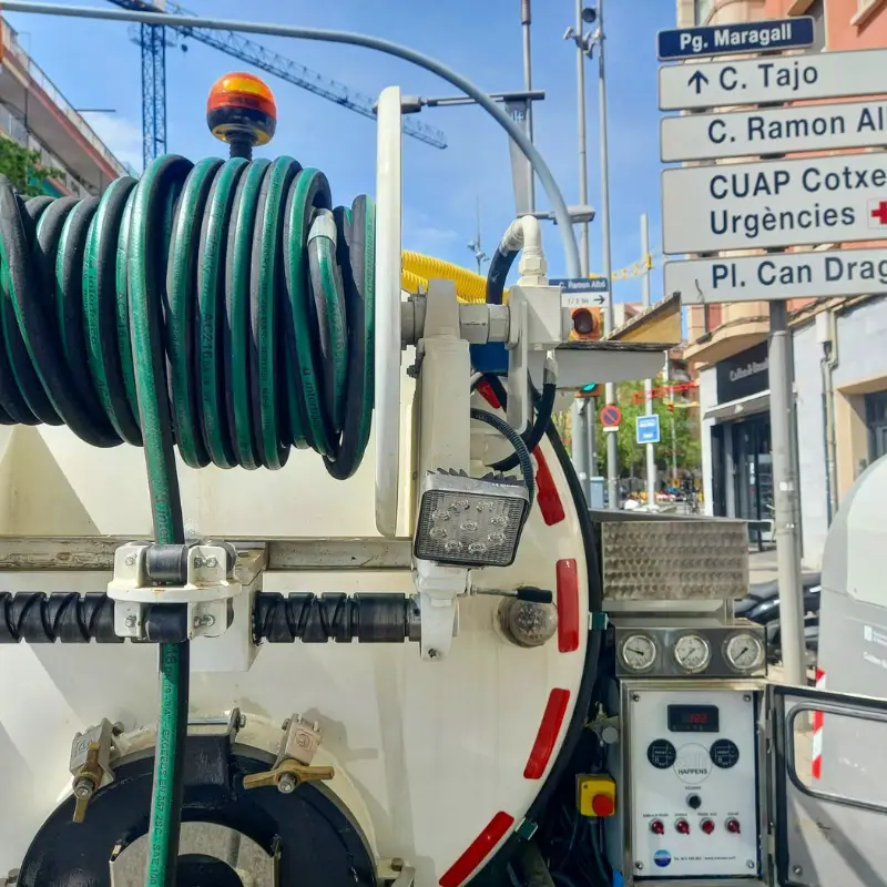 Carrete de mangueras de alta presión del camión cuba de Doctor Desatascos en una calle de Barcelona
